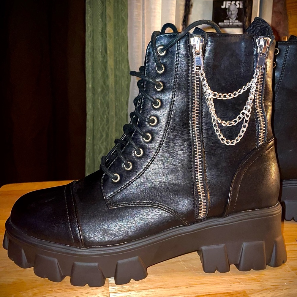 NWT..HOT TOPIC DOUBLE ZIPPER CHAIN PLATFORM BOOTS..WOMENS SIZE 7